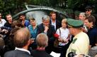 Berlins Regierender Bürgermeister Klaus Wowereit informiert sich auf der Admiralsbrücke bei einer Tour durch den Berliner Stadtbezirk Friedrichshain-Kreuzberg. Foto: dpa