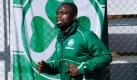 Gerald Asamoah will Greuther Fürth Glück bringen und den Aufstieg in die erste Liga schaffen - und der Verein macht Asamoah glücklich. Für den neuen Star wurde ein Defibrillator angeschafft, der jetzt in der Kabine hängt. «Die Fürther kennen meine Herzgeschichte», sagte Asamoah. Der Fußballer lebt mit einer Verdickung der Herzscheidewand, deshalb ist so ein Wiederbelebungsgerät für ihn ein Muss. Auch sein vorheriger Club Schalke 04 hatte eins - das tatsächlich schon ein Leben rettete, allerdings nicht Asamoahs. Der Fitnesstrainer Christos Papadopoulus erlitt damals einen Herzinfarkt. Foto: dapd