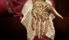 Bei einer mehrtägigen Prozedur wird die indische Braut mit Henna bemalt. Foto: flickr/teresalings
