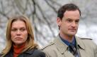 Anna Loos (in der Rolle der Vera Kupfer) und Jörg Hartmann (Falk Kupfer) am Set zur zweiten Staffel der ARD-Serie 'Weissensee'. Foto: Bernd Settnik  Foto: dpa
