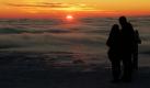 Sonnenuntergang auf dem Berggipfel: Der Brocken im Harz hüllt sich derzeit in eine 60 Zentimeter hohe Schneedecke und ein Ende der winterlichen Pracht ist noch nicht in Sicht.
 Foto: dpa