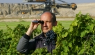 Agraringenieure haben nicht zwangsläufig nur mit Bauerhöfen und Feldbau zu tun. Sie mischen auch im Arbeitsfeld des Weinbaus mit. Mittels technischer Messverfahren lässt sich herausfinden, welche Böden für welche Rebsorte geeignet sind, um beste Weine hervorzubringen.
 Foto: ddp