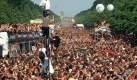 
Begeisterte Techno-Jnger auf der Love Parade vor dem Brandenburger Tor am 10.07.1999 in Berlin. 1,5 Millionen Raver brechen alle Rekorde. Foto: Wolfgang Kumm (zu dpa-Serie Die 90er Jahre vom 17.03.) +++(c) dpa - Bildfunk+++ Foto: dpa