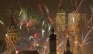 Bunte Raketen stiegen auch in München in der Silvesternacht in den Himmel. Viele der Raketen wurden vom Marienplatz unterhalb des Rathausturms abgeschossen, hinter dem die hohen Zwillingstürme der Frauenkirche, das Alte Rathaus und der Glockenturm der Heilig Geist Kirche stehen.  Foto: dapd