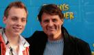 Sein Kollege und Serienvater Wolfgang Bahro erschien zusammen mit seinem richtigen Sohn David als einer der letzten Gäste. Foto: news.de