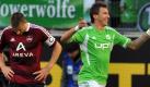 In Wolfsburg war er der Mann des Tages: Mario Mandzukic (rechts) bejubelt seine beiden Treffer für den VfL. Nürnbergs Timmy Simons lässt den Kopf hängen. Foto: dpa