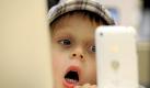 Der vierjährige Samuel aus der Nähe von Hamburg schaut sich ein iPhone im Hamburger Apple Store an. Foto: Marcus Brandt/Archiv Foto: dpa