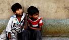Zwei Jungs, die als Schuhputzer arbeiten, warten in einer Straße der indischen Hauptstadt Neu Delhi auf Kunden. Kinderarbeit ist in Indien keine Seltenheit, nach offiziellen Schätzungen sollen ungefähr 13 Millionen Kinder arbeiten müssen. Foto: ap