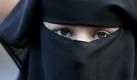Sollen Verschleierungen wie der arabische Niqab oder die zentralasiatische Burka in Europa erlaubt sein? Dienen sie der Unterdrückung von Frauen - oder ist es Bevormundung, sie ihnen zu verbieten? Foto: dpa