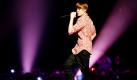 Vom Bubi zum Rüpel? Der kanadische Teenstar Justin Bieber wird der Körperverletzung bezichtigt. Ein Zwölfjähriger habe dem Popsänger vorgeworfen, ihn geschlagen zu haben, zitierte der Fernsehsender CBC den Betreiber eines Vergnügungscenters in Richmond. Bieber sei aus der Anlage geworfen worden. Quellen aus dem Umfeld der Ermittlungen sagten der Promiseite tmz.com hingegen, Bieber treffe keine Schuld. Der 16-jährige Sänger habe den Jungen nicht geschlagen, sondern lediglich dessen Hand zur Seite gestoßen. Zuvor sei Bieber von dem Zwölfjährigen als Schwuchtel beschimpft worden. Foto: dapd