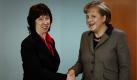 Bundeskanzlerin Angela Merkel begrüßt im Kanzleramt in Berlin EU-Außenministerin Catherine Ashton. Merkel war mit Ashton zu bilateralen Gesprächen zusammengetroffen. Foto: ddp