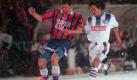 Energie Cottbus, empfing 1997 bei dichtem Schneetreiben im ersten Halbfinalspiel des DFB-Pokals den Bundesligisten Karlsruher SC mit Dirk Schuster (rechts). 3:0 gewann der damalige Drittligist, der zuvor schon Wolfsburg ausgeschaltet hatte. Foto: dpa