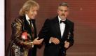Thomas Gottschalk darf einfach so neben ihm stehen, ein Normalsterblicher greift auch schonmal ordentlich in die Tasche, um Stars wie George Clooney zu sehen: 350.000 Euro zahlte ein Mann, damit seine Freundin den ehemals sexiesten Mann weltweit auf den Mund küssen durfte. Scarlett Johansson zur Filmprimiere zu begleiten, ging für 26.000 Euro weg. Foto: dpa