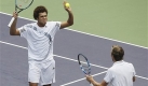 Julien Benneteau (rechts) und Jo-Wilfried Tsonga bejubeln in Shanghai ihren Sieg im Doppel gegen die polnischen Gegner. Foto: ap