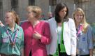 Die Grünen-Politikerin Katrin Göring-Eckardt aus Thüringen (rechts von Angela Merkel) genießt als langjährige Vizepräsidentin des Bundestags parteiübergreifend Respekt. Die 45-Jährige war beim Umbruch 1989 in der DDR als Bürgerrechtlerin aktiv und ist Gründungsmitglied von Demokratie jetzt und Bündnis 90. Erstmals wurde die studierte Theologin 1998 in den Bundestag gewählt, ihre Schwerpunkte sind die Sozial- und Familienpolitik. Auch könnte Göring-Eckhardt über die nötige Sensibilität und das erforderliche Amtsverständnis verfügen, um als Bundespräsidentin zu glänzen. Foto: dpa