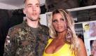 Das englische Fotomodell Katie Price umarmt am Dienstag (03.04.2001) in der Prinz-Leopold-Kaserne im oberpfälzischen Regensburg den Obergefreiten Martin Jungnickl. Die 22-Jährige besuchte bei einer Aktion der Bild-Zeitung die Soldaten der Kaserne. Der Regensburger Soldat Jungnickl hatte ein bundesweites Preisausschreiben von 'Bild' gewonnen, in dem die Rekruten aufgefordert wurden, die Fotos aus ihren Spinden einzuschicken. Mit der Aktion soll gegen einen Erlass des Generalinspekteurs der Bundeswehr, Harald Kujat, protestiert werden, der angeordnet hatte, dass keine Pornofotos mehr in den Schränken ausgehängt werden dürfen. dpa/lby Foto: dpa