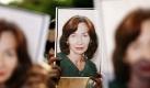 Während einer Kundgebung in Moskau hielten Trauernde ein Bild der ermordeten Bürgerrechtlerin Natalya Estemirova in den Händen. Die Ermordung sorgte auch international für Empörung. Foto: ddp