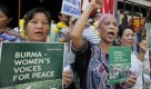 Protesters shout slogans during a rally outside the Myanmar Embassy at Manila's financial district of Makati city Friday June 18, 2010 to call for the release of detained Myanmar Nobel Peace Laureate Aung San Suu Kyi, who turns 65 on Saturday. (AP Photo/Bullit Marquez) Foto: ap