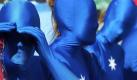 Die Blue Man Group bei den Australian Open? Nein, nur drei australische Fans, die sich flächendeckend in den Nationalfarben eingekleidet haben. Foto: How Hwee Young Foto: dpa