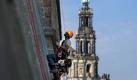 Hausputz in Dresden: Kletterer reinigen das Mauerwerk der Brühlschen Terrasse. Foto: Arno Burgi Foto: dpa