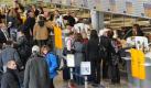 Für viele Passagiere  am Frankfurter Flughafen heißt der Streik: Umbuchen. Foto: Arne Dedert Foto: dpa