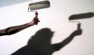 Akzente setzen: Schablonen, Schwämme, und Tattoos peppen jede Rauhfaserwand auf. Foto: dpa