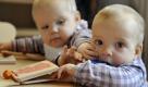 ARCHIV: Zwei zehn Monate alten Maedchen spielen in Muenchen (Bayern) in der Kinderkrippe des Bayerischen Landtags (Foto vom 08.12.09). Kleine Kinder sind echte Abenteurer. Es ist schon erstaunlich, wie viel Energie sie entwickeln, wenn sie an das Mobile ueber der Wiege oder das Kuscheltier im obersten Regalfach herankommen wollen. Furcht kennen sie dabei selten: Das Regal ist zu hoch? Egal, die Einlegeboeden sind doch eine prima Leiter. Keine Ahnung, wie Seife schmeckt? Na dann, ab damit in den Mund. Angst und Bange wird bei diesen Experimenten allerdings Mama und Papa, die im Gegensatz zu den kleinen Entdeckern um die damit verbundenen Gefahren wissen. Doch selbst, wenn alle Tischkanten abgeklebt, alle Treppen mit Gittern gesichert und alle Putzmittel weggeschlossen sind: Die groessten Risiken lauern oft im Kinderzimmer selbst - in Form von Spielzeug. (zu ddp-Text) Foto: Joerg Koch/ddp Foto: ddp