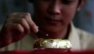 Unternehmer Angelito Araneta Jr. platziert in Manila auf den Philippinen einen Diamenten mit 0,2 Karat auf einen süßen Reiskuchen, geannt Tikoy. Zuvor wurde die edle Leckerei bereits mit einem Goldblatt von 24-Karat ummantelt. Wer so exklusiv naschen möchte, muss tief in die Tasche greifen: 21.500 Pesos (etwa 370 Euro) kostet das gute Stück. Bestellt wurden 13 der Kuchen von reichen chinesischen Unternehmern, die damit das nahende chinesische Neujahr feiern möchten.  Foto: dapd