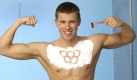 Olympiaschwimmer Thomas Rupprath hat gegen den Schaum, der die Haare weich macht, nichts einzuwenden.  Foto: Wilkenson Sword