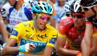 Der Spanier Alberto Contador, Träger des Gelben Trikots, spricht vor dem Start der 16. Etappe der Tour de France mit anderen Radrennfahrern. Die knapp 200 Kilometer lange Pyrenäen-Strecke führt von Bagneres-de-Luchon nach Pau. Foto: ap