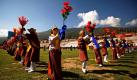 Was die Hochzeit von Prinz William mit Kate für Großbritannien bedeutete, ist für Bhutan die Hochzeit des Königs Jigme Khesar Namgyel Wangchuck. Ende der Woche will der junge Monarch seine Frau Jetsun Pema heiraten. Für die Feierlichkeiten üben diese Schulmädchen einen Tanz ein. Foto: dapd