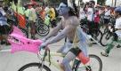 Ein Mann in einem Avatar-Kostüm radelt bei der Tour of Fireflies (Glühwürmchen-Tour) durch Manila. Die Teilnehmer wollen für mehr Umweltschutz mahnen. Foto: ap