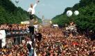 Die Loveparade entwickelte sich zum Zuschauermagnet mit Besucherzahlen weit über eine Millionen pro Veranstaltung. Auch im Ausland ist das Konzept erfolgreich aufgegangen. Foto: dpa