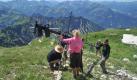 Mein Bruder, sein Erbe und ich wurde an Originalschauplätzen in den Alpen gedreht. Das Drehen auf der Alm ist aufwändig. Die Ausrüstung für Licht und Kamera musste mit einem Hubschrauben hochgebracht werden. Foto: ZDF/Heike Voßler