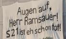 Aktivisten von Robin Wood und den Parkschützern hängen in Stuttgart am Neubau der Stadtbibliothek ein Banner auf. Mit der Aktion demonstrierten die Mitglieder der Umweltschutzorganisationen für einen Stopp des Bahnprojekts Stuttgart 21. Foto: dapd