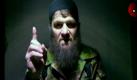 (Zusammenfassung 0230) «Bin Laden Russlands» bekennt sich zu Anschlag von Moskau
Vorspann: 	
Text: 	

   Moskau (dpa) - Der tschetschenische Top-Terrorist Doku Umarow hat in einer Video-Botschaft die Verantwortung für den Anschlag auf den Moskauer Flughafen Domodedowo übernommen. Er habe die Tat angeordnet, sagt der oft als «Bin Laden Russlands» bezeichnete Umarow in dem Clip, der am späten Montagabend auf der Website kavkazcenter.com veröffentlicht wurde. Zugleich droht er mit weiteren Selbstmordanschlägen wie in Moskau. Auf dem Flughafen Domodedowo waren vor gut zwei Wochen 37 Menschen getötet worden, darunter ein Deutscher. Mehr als 100 Menschen wurden verletzt.

   Die Bluttat von Moskau bezeichnete der 46-Jährige Terroristenchef als Vergeltung für die «russischen Verbrechen im Kaukasus». Die Muslime in der Region befänden sich «im Krieg gegen die russische Besatzungsarmee», sagte Umarow in dem mehr als 16 Minuten langen Video, das vom Tag des Anschlags, dem 24. Januar, datiert. In der Aufnahme ist Umarow in Tarnjacke und mit schwarzer Mütze vor dunklem Hintergrund zu sehen. Nach Angaben der Website kavkazcenter.com wurde das Video am Montag per E-Mail übermittelt.

   Schon in einer ersten Video-Botschaft, die am Sonntag auf derselben Internetseite veröffentlicht worden war, hatte Umarow gesagt, dass radikale Untergrundkämpfer aus dem Nordkaukasus «einen Bruder» zu einer «speziellen Operation» nach Moskau geschickt hätten. Dabei hatte er aber den Flughafen Domodedowo aber nicht ausdrücklich erwähnt. Ein Selbstmordattentäter hatte sich am 24. Januar im Ankunftsbereich des Flughafens in die Luft gesprengt und 36 Menschen mit in den Tod gerissen. Auch ein 34 Jahre alter Kölner kam ums Leben, eine 36-jährige Deutsche wurde verletzt.

   Umarow war schon direkt nach der Tat von den russischen Ermittlern als Verdächtiger genannt worden. Er hatte sich 2010 zu dem zum Blutbad mit 40 Toten in der Moskauer Metro bekannt - auch damals auf der tschetschenischen Internetseite kavkazcenter.com.

   Der international zur Fahndung ausgeschriebene Umarow nennt sich auch «Emir vom Kaukasus» und kämpft nach eigenen Angaben für einen islamischen Gottesstaat im russischen Nordkaukasus. Regierungschef Wladimir Putin hat gedroht, ihn jagen und töten zu lassen.

# dpa-Notizblock

## Orte - [Domodedowo-Flughafen](Moskau, Russland)

## Internet - [Video-Botschaft](http://dpaq.de/iwDID)

* * * * Die folgenden Informationen sind nicht zur Veröffentlichung bestimmt

## dpa-Kontakte - Autor und Redaktion: Martin Fischer, +49 30 285231302,

dpa fi xxzz z2 fi


This image taken from video received late Monday, Feb. 7, 2011 by The Kavkaz Center, a website affiliated with Chechen rebels, shows insurgent leader Doku Umarov speaking in a video in which he claims responsibility for last month's deadly suicide bombing at Russia's largest airport. It was not clear when or where the video was recorded. (AP Photo/The Kavkaz Center) NO SALES Foto: dapd