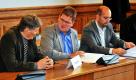 Die Abgeordneten der sächsischen NPD Landtagsfraktion Winfried Petzold, Holger Apfel und Andreas Storr (von links) klagen vor dem Sächsischen Verfassungsgerichtshof in Leipzig. Verhandelt wird eine Klage der NPD-Abgeordneten gegen Ordnungsrufe im Landtag. Im Anschluss befasst sich das Gericht mit einer Klage Apfels. Der Fraktionsvorsitzende war im Juni wegen antisemitischer Hetze im Landtag vom Präsidium für zehn Sitzungstage von der Parlamentsarbeit ausgeschlossen worden. Gegen diese Entscheidung geht Apfel jetzt gerichtlich vor.  Foto: dpa