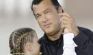 Der US-Schauspieler Steven Segal tanzt mit einem Mädchen während eines Charity-Konzertes in Moskau. Foto: dapd