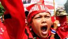Anhänger des auf der Flucht befindlichen ehemaligen thailändischen Ministerpräsidenten Thaksin Shinawatra bei einer Demonstration vor einem Militärstützpunkt. Sie setzen die aktuelle Regierung in Bangkok unter Druck und fordern Neuwahlen. Foto: dpa