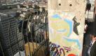 Wem gehört eigentlich...Graffiti auf der Berliner Mauer?Bei den Mauergraffiti kreuzen sich zwei Formen des Eigentums: Das Eigentum an der Mauer und das Eigentum an den Graffiti. Interessanterweise entsteht das Urheberrecht des Kunstwerks nämlich unabhängig davon, ob dem Künstler die Mauer gehört oder nicht. Allerdings hat der Urheber eine Einschränkung hinzunehmen, wenn bei der Herstellung des Werkes eine Straftat begangen worden ist.
 Foto: dpa