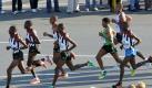 Gleich nach dem Start nehmen die Favoriten um Haile Gebrselassie (grünes Trikot) ein ungeheures Tempo auf. Foto: dpa