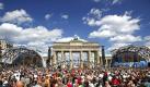 Tausende Menschen feiern am Samstag (23.05.2009) in Berlin beim Bürgerfest zum 60. Geburtstag der Bundesrepublik Deutschland auf der Festmeile am Brandenburger Tor und auf der Straße des 17. Juni. Insgesamt werden nach Angaben des Bundespresseamtes bis zu 500000 Besucher erwartet. Am 23. Mai 1949 trat das Grundgesetz in Kraft, daher gilt dieser Tag als Geburtsstunde der Bundesrepublik. Foto: Jan Woitas dpa/lbn (zu dpa 4183) +++(c) dpa - Bildfunk+++ Foto: dpa