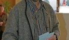 Sepp Daxenberger, Spitzenkandidat der bayerischen Gruenen. gibt am Sonntag, 28. September 2008 in einem Wahllokal seines Heimatortes Waging seine Stimme fuer die bayerischen Landtagswahlen ab. 9 Millionen Waehler waren in Bayern zur Stimmabgabe aufgerufen.(AP Photo/Diether Endlicher) Sepp Daxenberger, top runner for Bavaria's Green party, casts his ballot at a polling station in Waging, southern Germany Sunday, Sept. 28, 2008. 9 miilion voters were called to the polls for Bavaria's parliament. (AP Photo/Diether Endlicher) Foto: ap