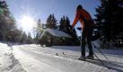 Archiv: Ein Skilanglaeufer nutzt am Freitag (09.01.09) in der Naehe von Dammhaus im Harz das sonnige Wetter fuer einen Langlauf. Der langersehnte Winter hat den Harz erreicht. Eine Hochdruckzone brachte zum Wochenende (12./13.12.09) Kaltluft nach Deutschland, und die ersten Flocken rieselten auch ueber dem Mittelgebirge. Insgesamt werden im Harz zu Weihnachten und Neujahr rund 55.000 Besucher erwartet. Wer jetzt noch kurzentschlossen nach Braunlage oder Wernigerode reisen will, benoetigt jedoch eine Menge Glueck, um bei der Bettensuche noch fuendig zu werden. (zu ddp-Text) Foto: Nigel Treblin/ddp Foto: ddp