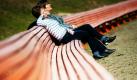 Auf einer langen Bank sitzen zwei Mitarbeiterinnen des Familiengartens im brandenburgischen Eberswalde (Barnim) am Donnerstag (18.03.2010) und genießen das Frühlingswetter bei sonnigen 14 Grad Celsius. Der Frühling ist nicht mehr aufzuhalten. Temperaturen bis 20 Grad stehen im Südwesten Deutschlands ins Haus. Ganz ungetrübt wird es allerdings nicht: Viele Wolken und gelegentliche Regenschauer müssen in Kauf genommen werden, auch am Samstag (20.03.2010), dem kalendarischen Frühlingsanfang. Foto: Patrick Pleul dpa/lbn +++(c) dpa - Bildfunk+++ Foto: dpa