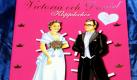 Die Hochzeit der schwedischen Kronprinzessin Victoria und ihrem Verlobten Daniel Westling wird zum medialen Großereignis. Auch die Wirtschaft profitiert von der Hochzeit: Bücher, wie dieses über mögliche Brautkleider, verkaufen sich gut. Foto: dpa