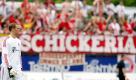 Im Trainingslager in Trentino (Italien) kommt es am 6. Juli zum Eklat:Eine kleine Bayern-Fangruppe zeigt ein Banner mit der Aufschrift: Du kannst auch noch so viele Bälle parieren, wir werden Dich nie in unserem Trikot akzeptieren. Neuer nimmt die Fan-Angriffe gelassen, die Herren der Bayern-Chefetage sind wütend und drohen den Fans mit Stadionverbot. Foto: dapd