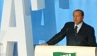 Aus dem Fußball kommt auch die Parole, als Berlusconi Ende 1993 den Schritt in die Politik wagt: Forza Italia (Vorwärts Italien) heißt seine Partei und sein Schlachtruf (hier Berlusconi vor einem Parteitag). Bei den Wahlen im März 1994, nur wenige Monate nach Gründung der Partei, wird Forza Italia bereits stärkste Kraft - dank einer riesigen Werbekampagne und der Unzufriedenheit der Italiener mit den etablierten Parteien. Foto: dpa