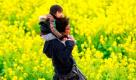 Im Azumayayama-Park in West-Tokio trägt Shintaro seinen drei Jahre alten Sohn auf den Schultern, vorbei an einem blühenden Feld. Foto: ap