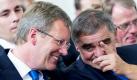 Bundespräsident Christian Wulff (links) und der saarländische Ministerpräsident Peter Müller (CDU) unterhalten sich in Saarbrücken in der Staatskanzlei. Dort ist Wulff das erste Mal in seiner Amtszeit zu Gast. Innerhalb von sechs Stunden stehen unter anderem der Besuch eines Forschungszentrums und ein Abstecher in eine Fabrik für Naturwaren auf dem Plan.  Foto: dpa